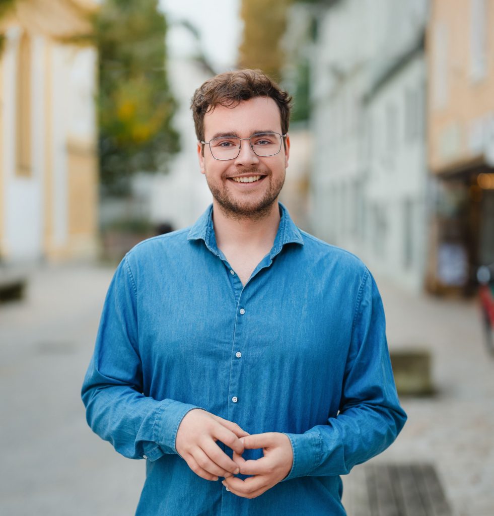 Florian Kubisiak, Ernährungsberater mit psychologischem Ansatz, steht lächelnd in Freising – empathische und wissenschaftlich fundierte Ernährungsberatung