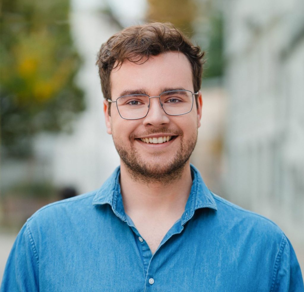 Florian Kubisiak, Ernährungsberater mit psychologischem Ansatz, steht lächelnd in Freising – empathische und wissenschaftlich fundierte Ernährungsberatung