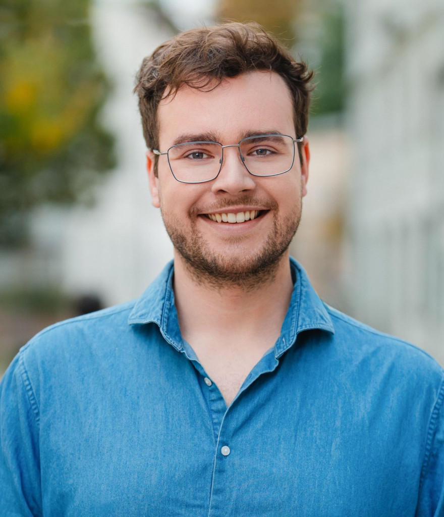 Florian Kubisiak, Ernährungsberater mit psychologischem Ansatz, steht lächelnd in Freising – empathische und wissenschaftlich fundierte Ernährungsberatung