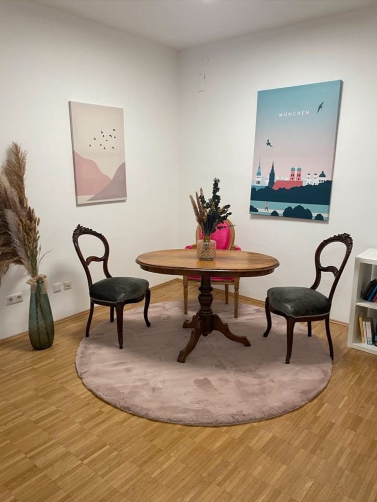 Wartebereich meiner Münchner Ernährungsberatungspraxis am Ostbahnhof in einer psychotherapeutischen Gemeinschaftspraxis.