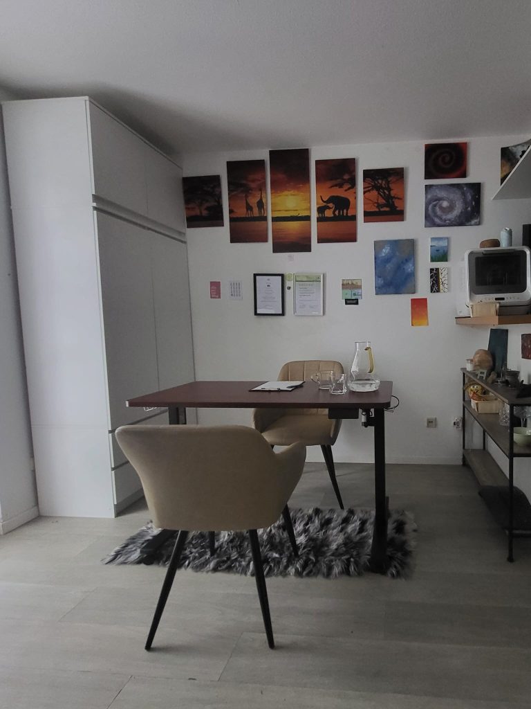 Therapieraum meiner Ernährungspraxis in Freising direkt neben dem Uni Campus Weihenstephan. Hier darfst du dich willkommen und unterstützt fühlen.